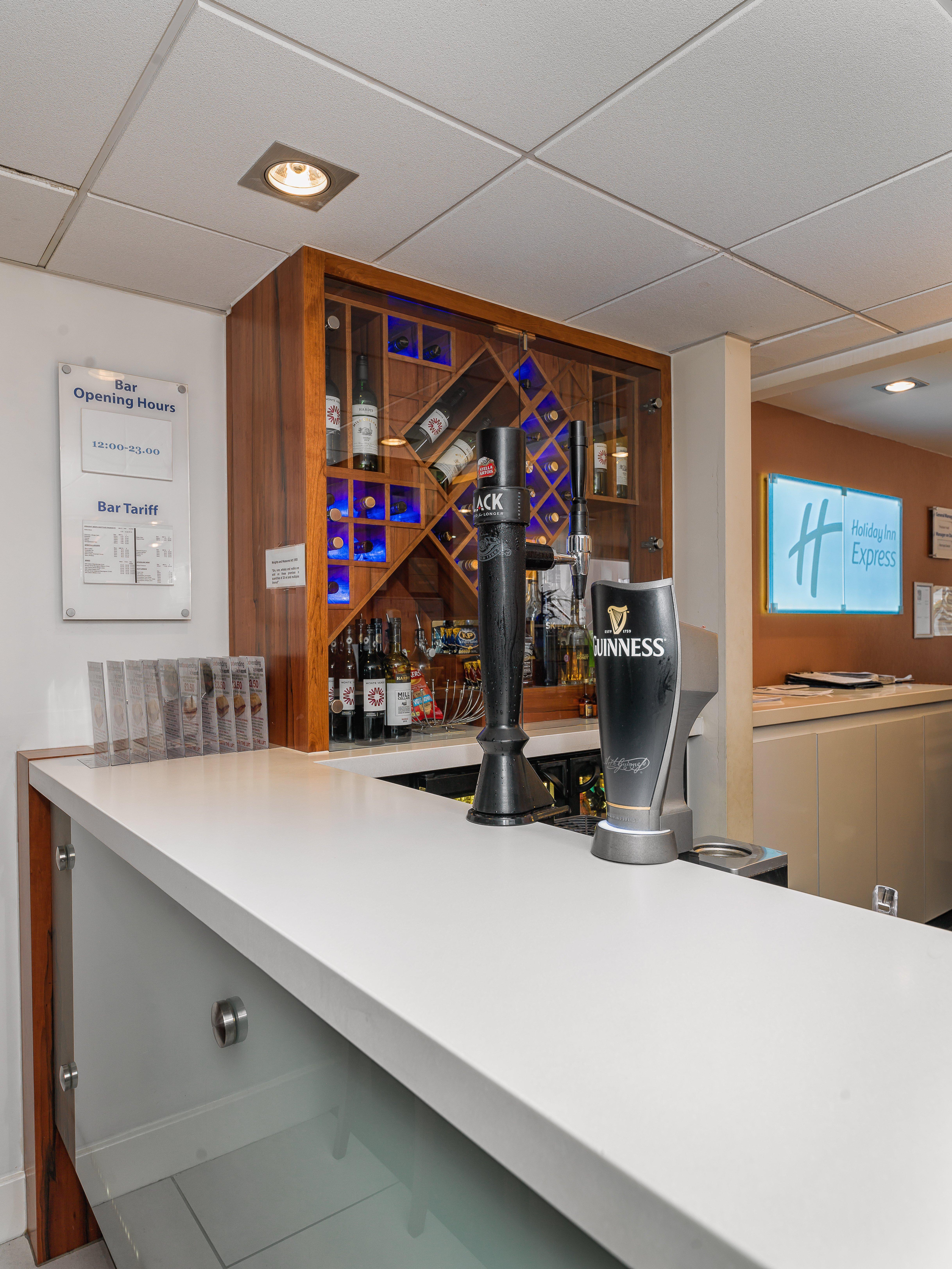 Holiday Inn Express London Gatwick Crawley, An Ihg Hotel Екстер'єр фото