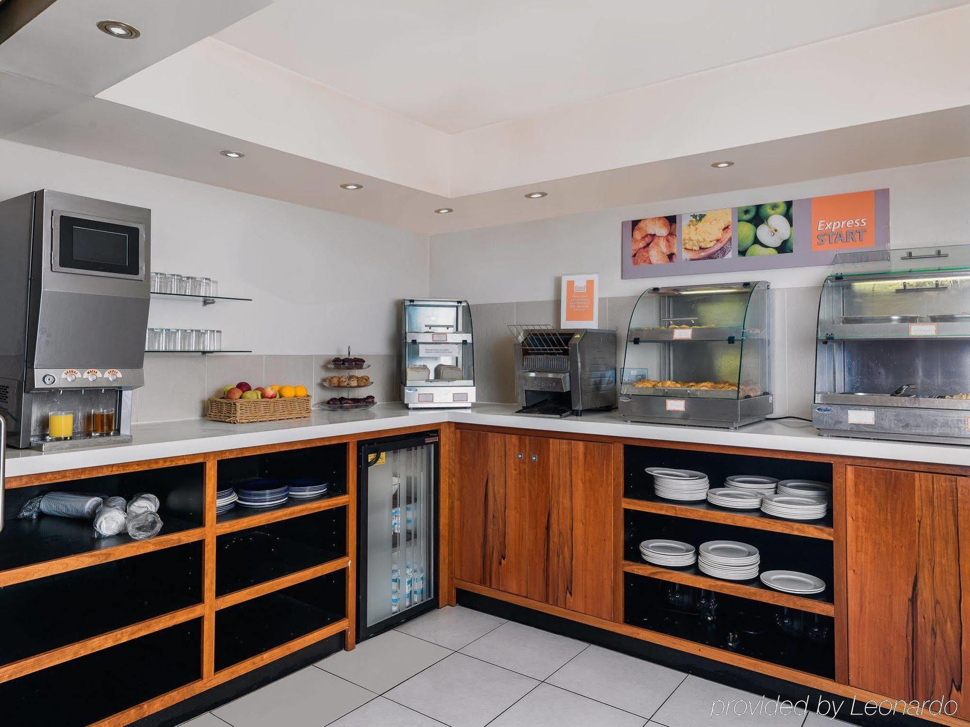 Holiday Inn Express London Gatwick Crawley, An Ihg Hotel Екстер'єр фото