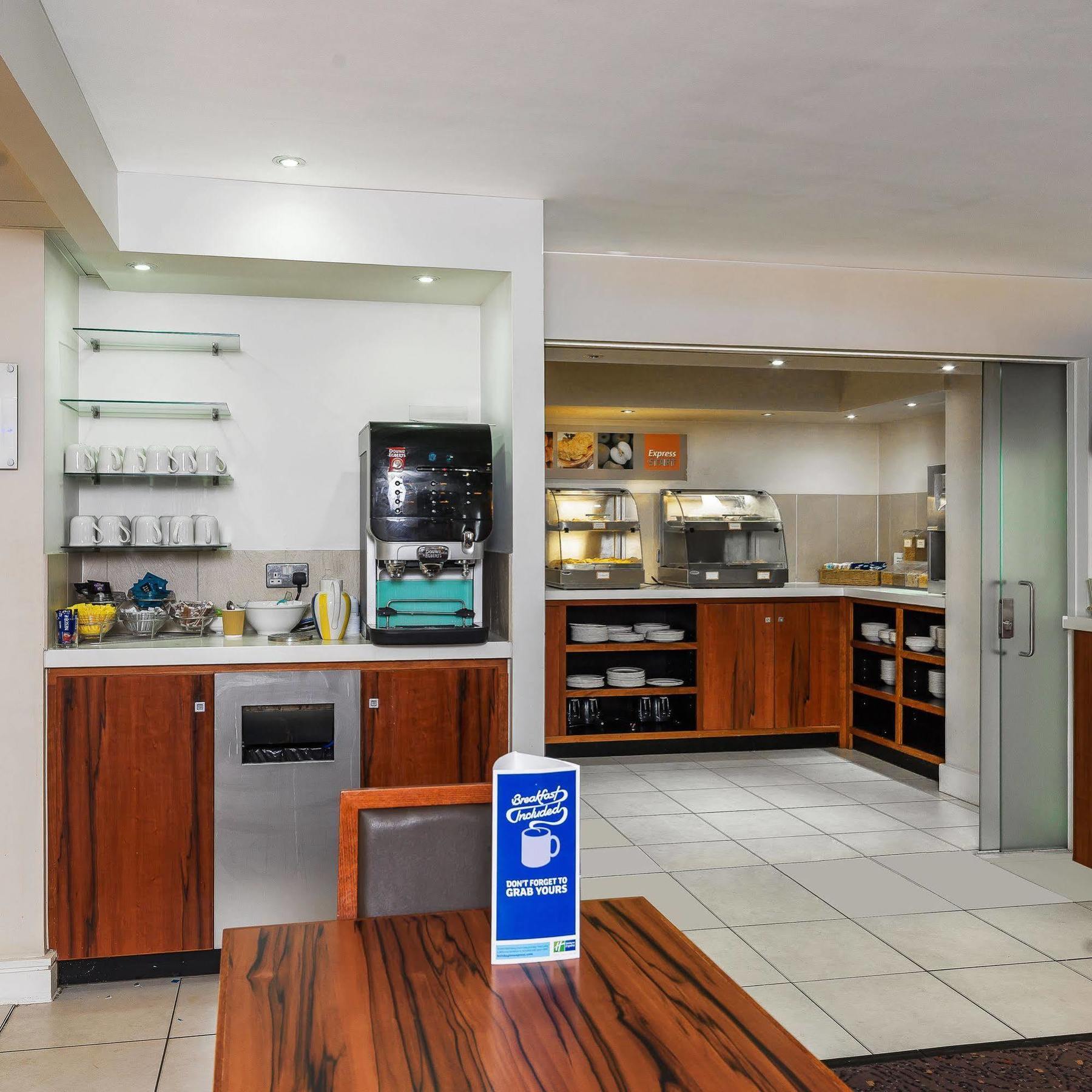 Holiday Inn Express London Gatwick Crawley, An Ihg Hotel Екстер'єр фото