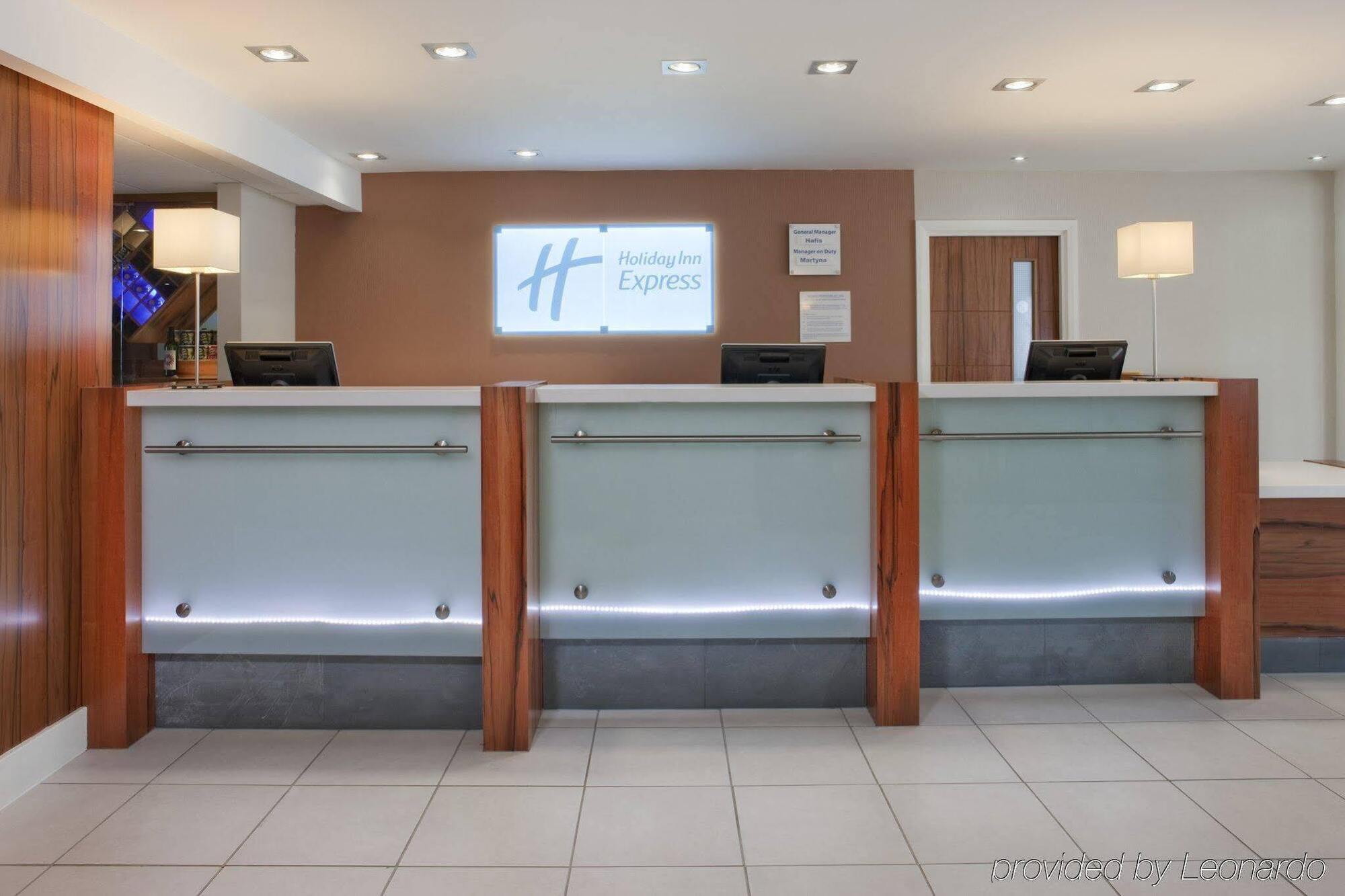 Holiday Inn Express London Gatwick Crawley, An Ihg Hotel Екстер'єр фото